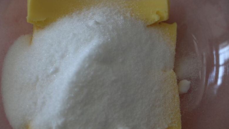 健康小麦胚芽燕麦葡萄饼干,加入砂糖和盐，用电动打蛋器低档混合即可