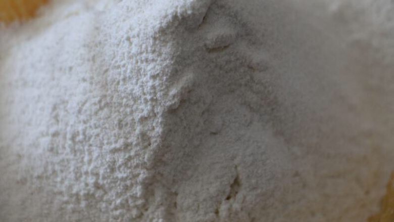 健康小麦胚芽燕麦葡萄饼干,筛入低筋粉，切拌成无干粉状面团