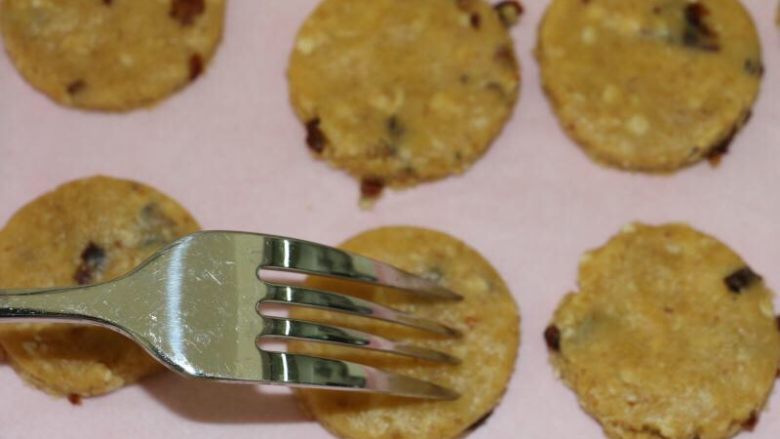 健康小麦胚芽燕麦葡萄饼干,此时180度预热烤箱
用叉子在饼干表面叉孔