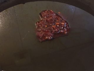 麻辣藕片,起锅，小火，倒入适量油，油6成热时，放入1勺郫县豆瓣酱