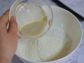 南瓜花卷,酵母放在温水中拌匀，面粉和白糖放在一起，把酵母水缓慢倒入面粉中