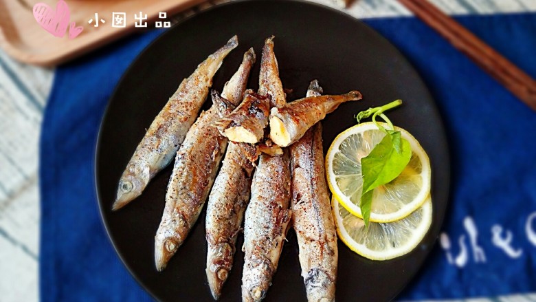 香煎多春鱼,成品。快享受鱼籽在你齿间爆裂的快感吧！