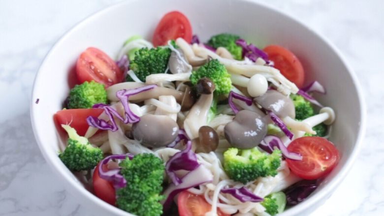 什锦菇沙拉,处理好的食材全部放入碗中。