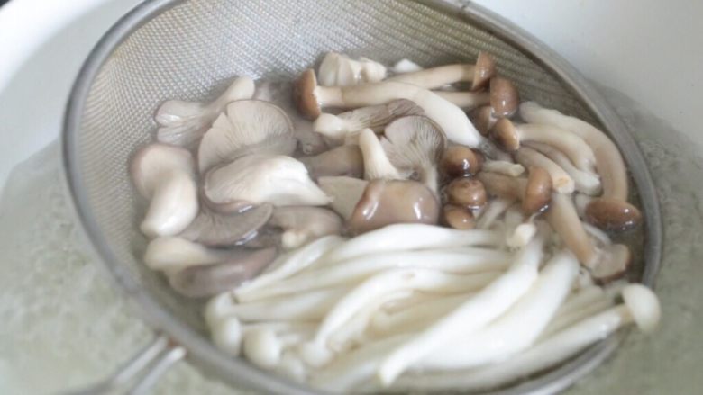 什锦菇沙拉,准备一锅清水，加入盐和油，水沸放入菌菇焯水2分钟。