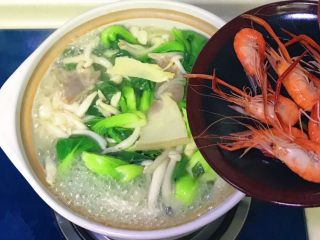 冬日暖汤の腊味三鲜砂锅,最后加入河虾煮一下，立即关火，不然小青菜煮过头就不好吃了，而且会影响颜色