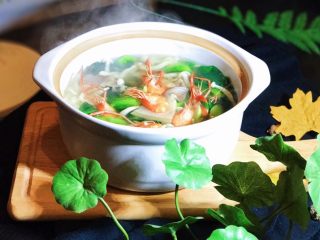 冬日暖汤の腊味三鲜砂锅,红绿相间，汤汁鲜美