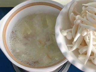 冬日暖汤の腊味三鲜砂锅,再倒入浸泡后洗净的白玉菇