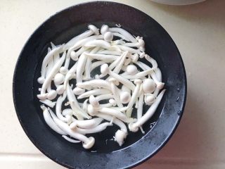 冬日暖汤の腊味三鲜砂锅,把白玉菇掰开放水里浸泡一会儿