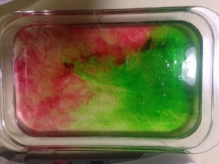 水晶糖,可以搭配不同的颜色  很漂亮  入冰箱冷藏大约2~3小时
