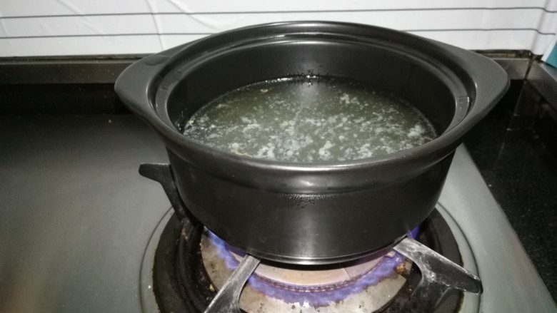高汤米线,一碗牛肉高汤加一碗清水，适量盐。大火煮。