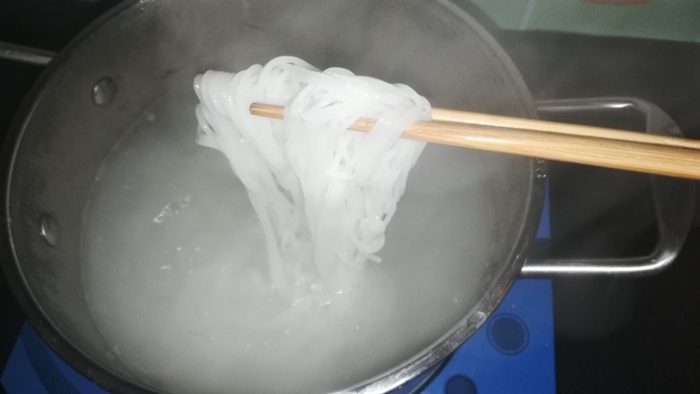 高汤米线,锅中烧水，水开放入米线，烫两分钟。