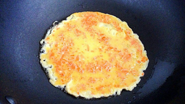 胡萝卜蛋卷,转动锅使鸡蛋摊均匀