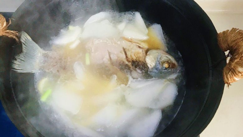 冬日暖汤の滚刀萝卜鲫鱼浓汤,把萝卜连同汤水一起倒入锅中，水不够再加一些，一定要加滚烫的开水