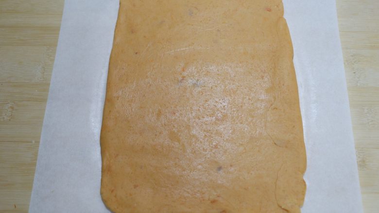 红薯芝麻脆饼,表面再盖一张油纸防粘，擀成厚3mm的长方形面片