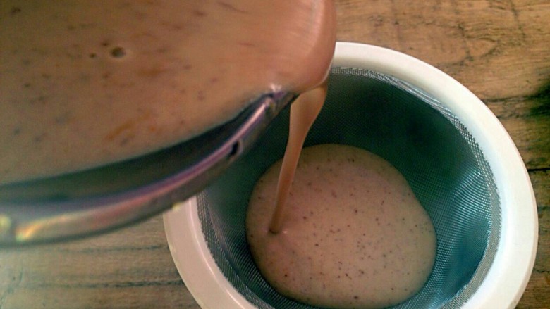 花生豆浆营养早餐,豆浆打好后豆浆机有提示哦，可以用过滤网过滤出更细腻的豆浆给孩子喝