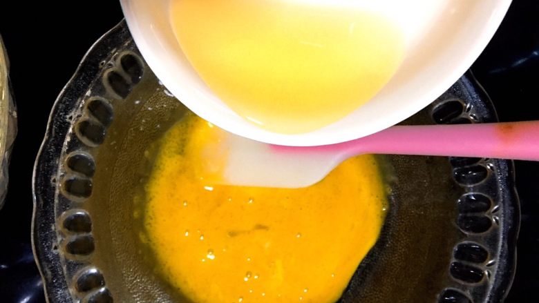 紫薯芋泥蛋糕卷,把油和水倒入蛋黄液