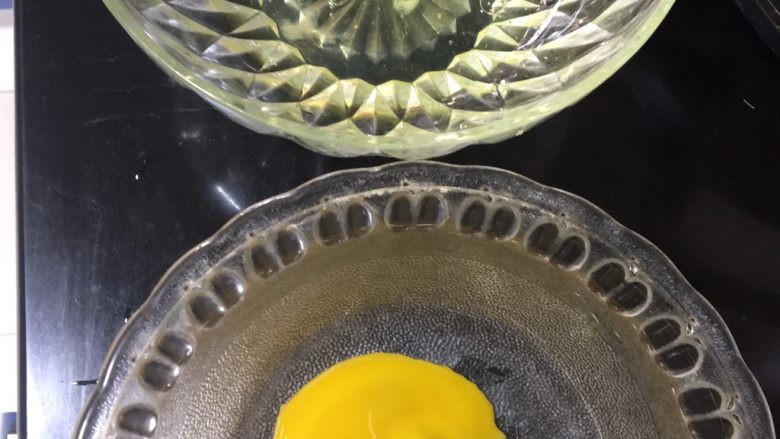 紫薯芋泥蛋糕卷,把蛋黄和蛋清分离