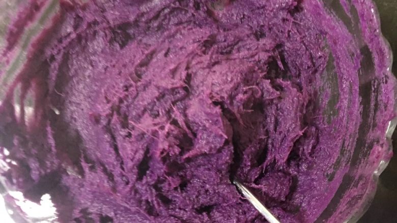 紫薯芋泥蛋糕卷,搅好的紫薯