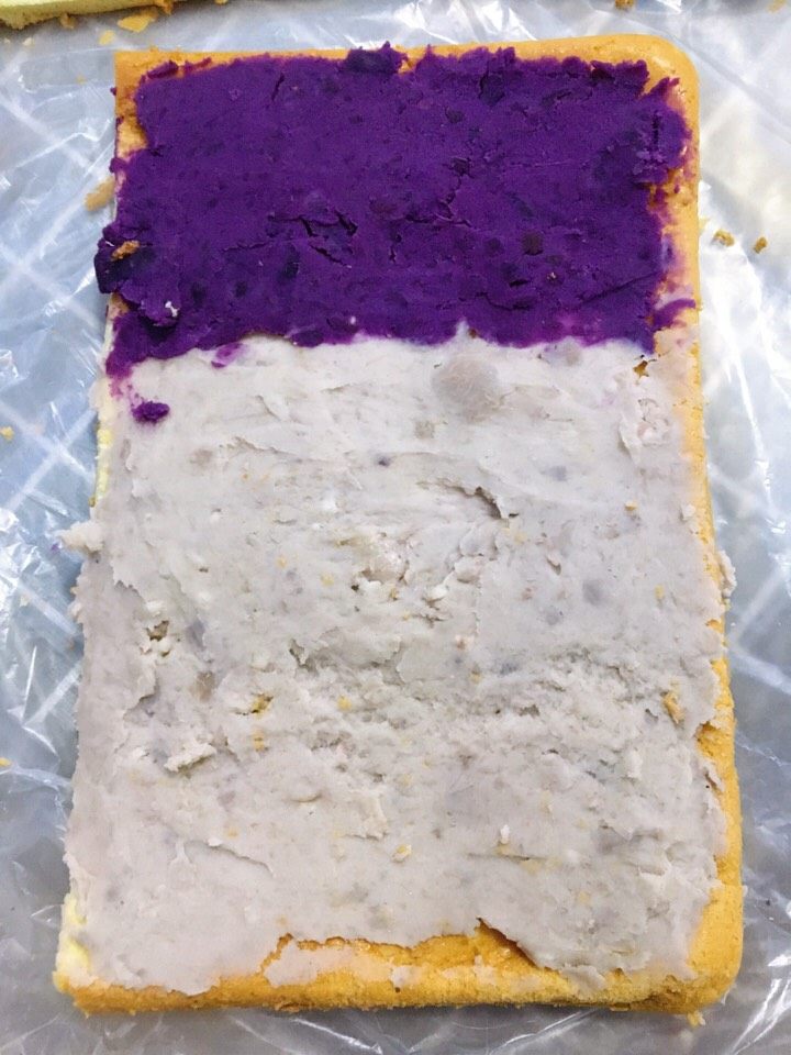 紫薯芋泥蛋糕卷,铺上紫薯泥和芋泥