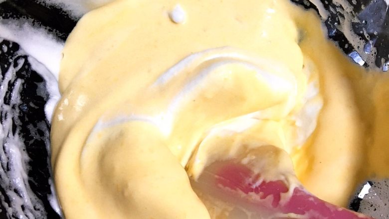 紫薯芋泥蛋糕卷,迅速搅拌均匀