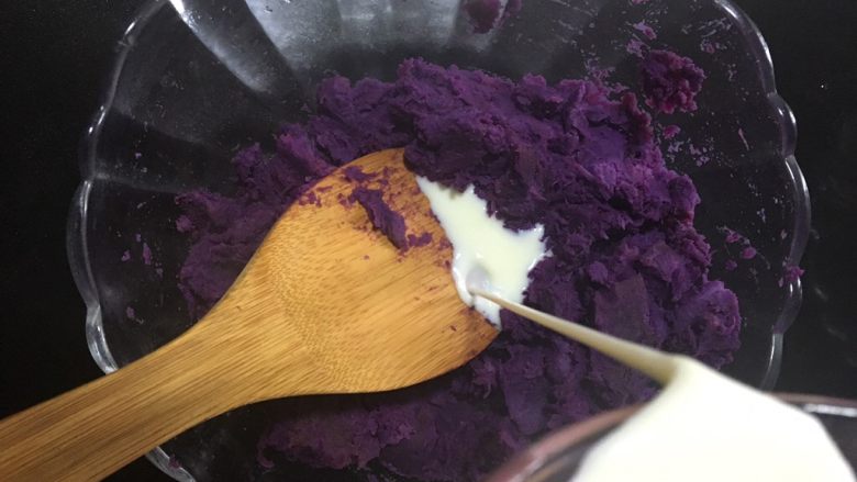 紫薯芋泥蛋糕卷,把紫薯和芋头压成泥，加入糖和牛奶，不然会很干