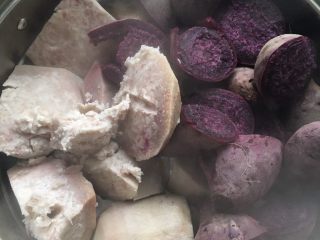 紫薯芋泥蛋糕卷,紫薯和芋头上锅蒸熟