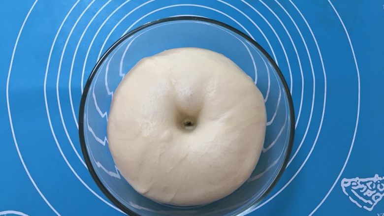 椰蓉泡浆面包,发酵至两倍大，戳洞不回缩即可