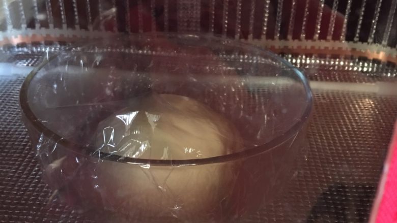 椰蓉泡浆面包,盖保鲜膜进行一次发酵