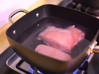 秘制肉松,洗净猪肉入锅焯水，这一步主要去肉腥味。