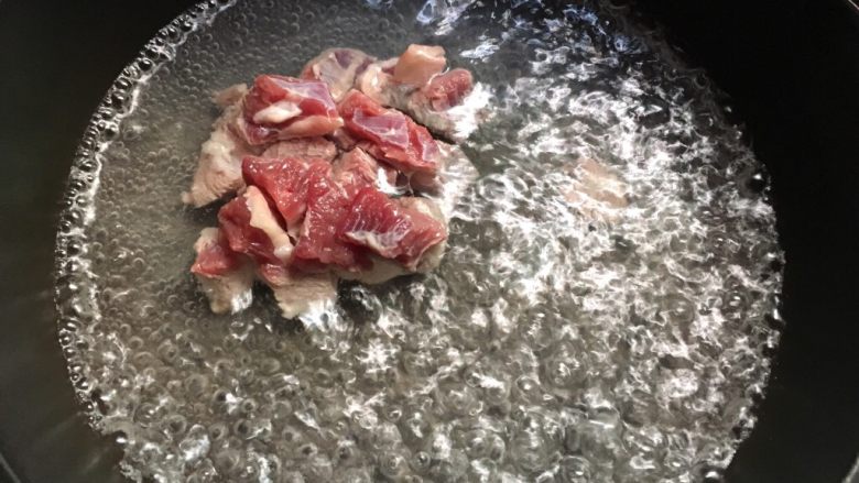 咖喱牛肉饭,锅中放入一大碗水煮滚后倒入牛肉