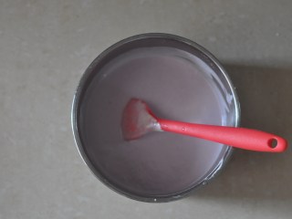紫薯慕斯蛋糕,淡奶油与放凉的紫薯液拌均匀