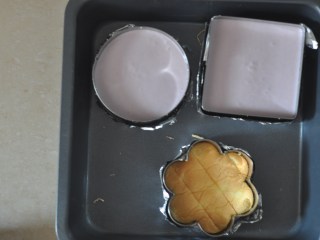 紫薯慕斯蛋糕,慕斯模具外包上锡纸，底部铺上蛋糕片，倒入慕斯液9分满
