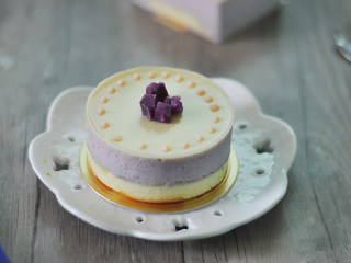 紫薯慕斯蛋糕,用热毛巾捂一下，或电吹风吹一圈，就可以脱模了，装饰一下，美美的甜品做好了