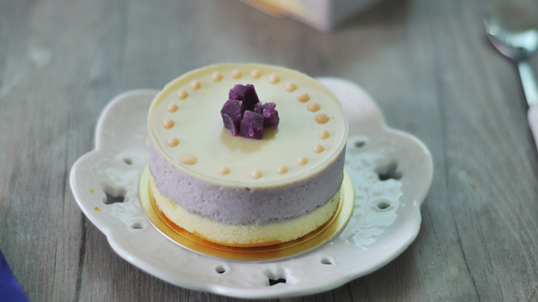 紫薯慕斯蛋糕,用热毛巾捂一下，或电吹风吹一圈，就可以脱模了，装饰一下，美美的甜品做好了