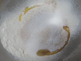 四叶草豆沙面包,除黄油外，面团材料全部混合，厨师机1-2档切换，将面团揉至扩展状态