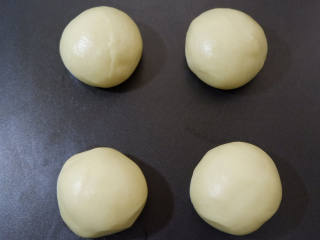 四叶草豆沙面包,平均分成4份，滚圆，盖上保鲜膜松弛10分钟。