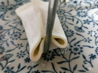 #年年有余#金鱼蒸饺,用筷子做出金鱼的眼睛。