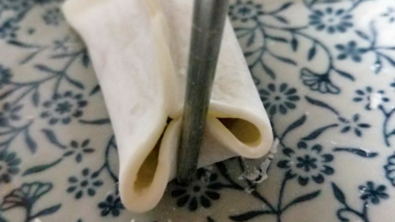 #年年有余#金鱼蒸饺,用筷子做出金鱼的眼睛。