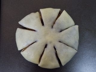 四叶草豆沙面包,放到烤盘上用剪刀平均剪出8道口