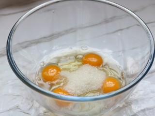 抹茶毛巾卷,鸡蛋加入白砂糖搅拌均匀