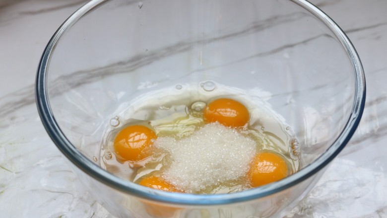 抹茶毛巾卷,鸡蛋加入白砂糖搅拌均匀