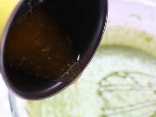 抹茶毛巾卷,加入融化的黄油搅拌均匀