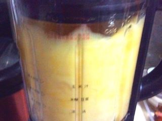 百变水果+水果果汁豆豆沙,橙子去皮，破壁机中少加一点温水榨汁