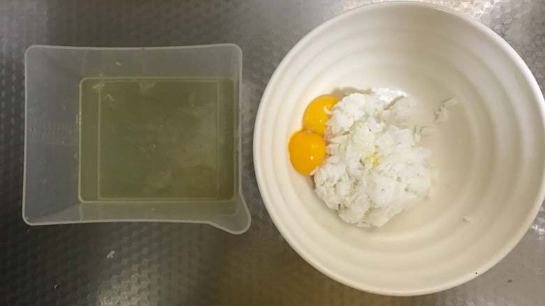 创意早餐—火山喷岩炒饭,蛋白和蛋黄分离
蛋白放在一个无油无水的容器里
蛋黄放在<a style='color:red;display:inline-block;' href='/shicai/ 507'>米饭</a>碗里