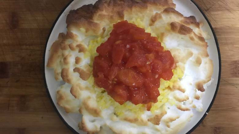 创意早餐—火山喷岩炒饭,再用勺子西红柿淋上即可