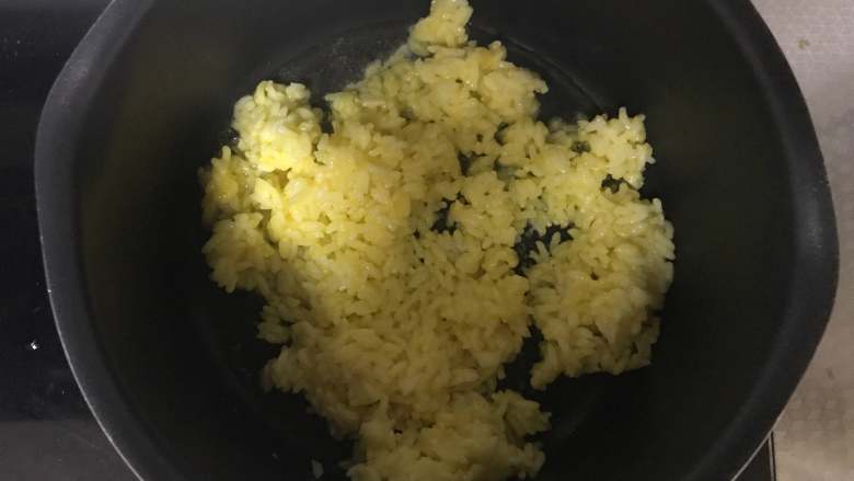 创意早餐—火山喷岩炒饭,重新起锅，这次油多一点，加入米饭。