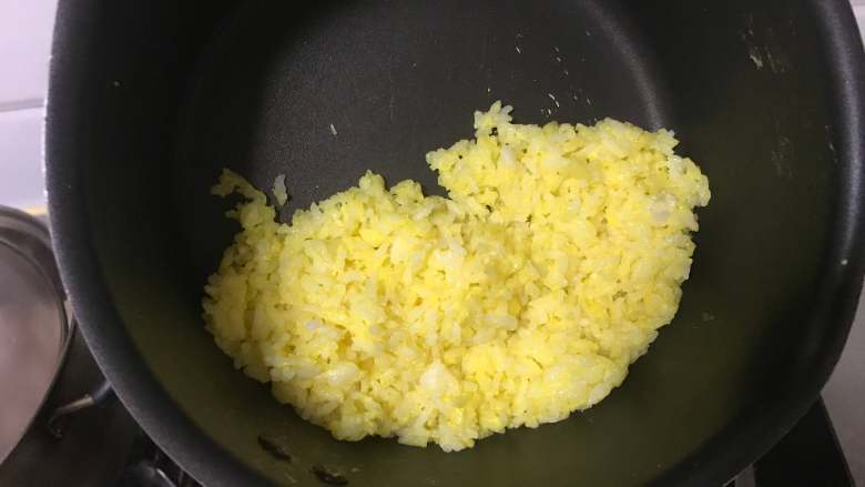 创意早餐—火山喷岩炒饭,尽量把把米饭炒熟炒干一点