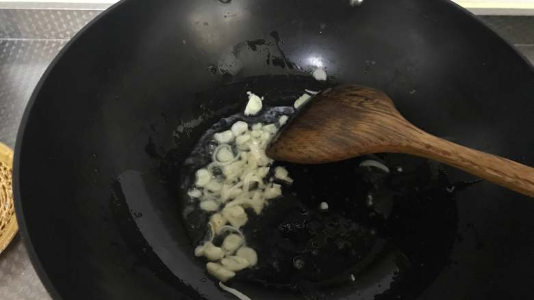 彩椒秋葵酿肉,重新起锅热油，先放入葱蒜爆香