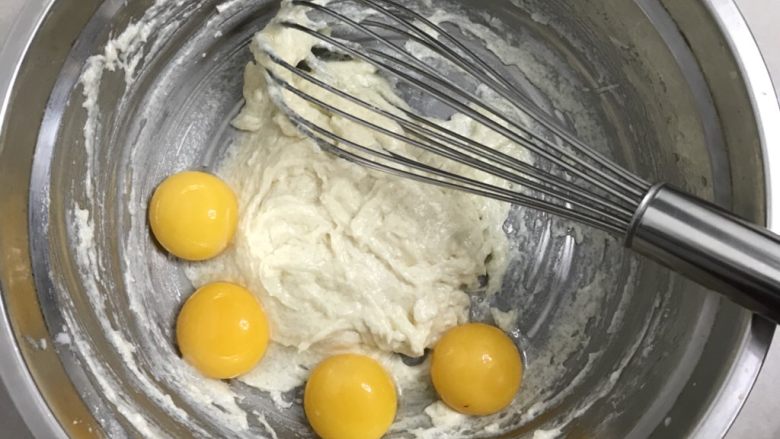 水果生日蛋糕,蛋黄和蛋白分开，蛋黄直接加入面糊中。