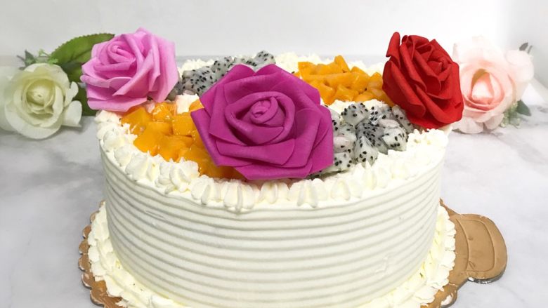 水果生日蛋糕,放上花朵装饰一下，也不错哦。